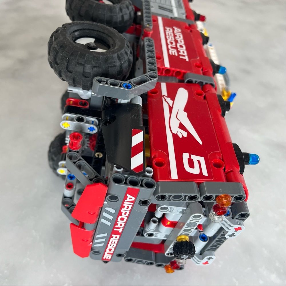 LEGO Technic Airport Rescue Vehicle 42068 Building Kit. RETIRED. - Picture 4 of 6